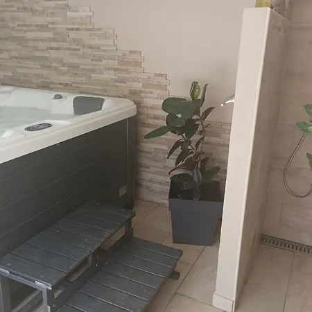 Mimilou Mont St Loup Piscine Privee 아파트 *